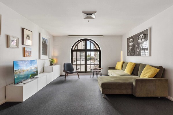 TV, offices - Hyde Park Views Summa (Surry Hills)