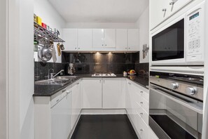 Fridge, microwave, oven, stovetop - Hyde Park Views Summa (Surry Hills)