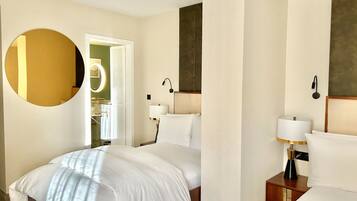 Habitación ejecutiva con 2 camas individuales | Caja de seguridad en la habitación y escritorio