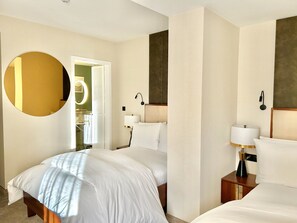 Executive Twin Room | 1 bedroom, in-room safe, desk, laptop workspace