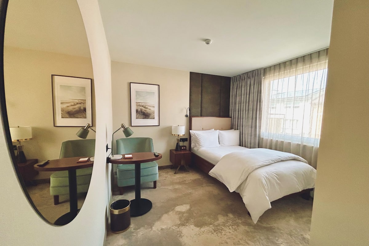 Kamar Double Superior, 1 Tempat Tidur Double, Bebas Asap Rokok, pemandangan halaman | Brankas, meja kerja, ruang kerja ramah laptop, dan tirai kedap cahaya
