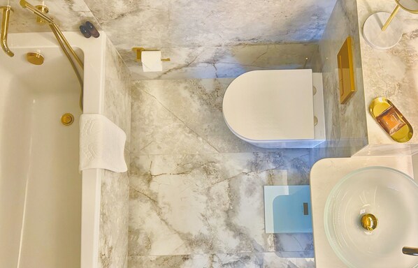 Une salle de bain avec une baignoire, des toilettes et un lavabo.