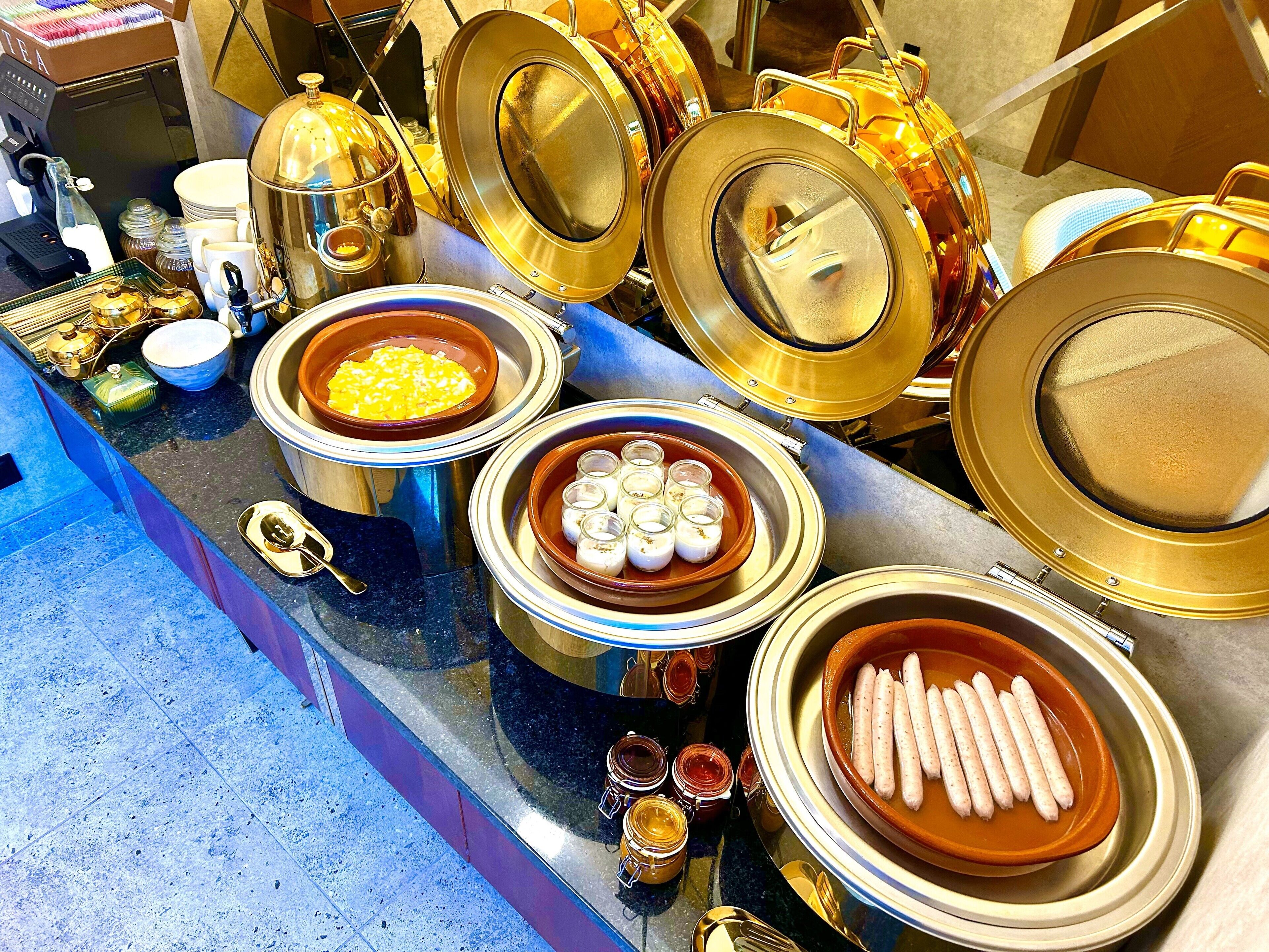 Un buffet proposant divers plats et accompagnements.