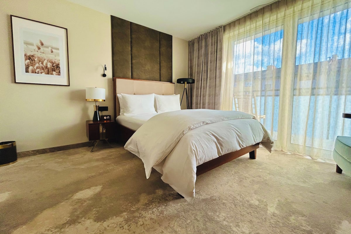 Kamar Double Eksekutif, balkon | Brankas, meja kerja, ruang kerja ramah laptop, dan tirai kedap cahaya