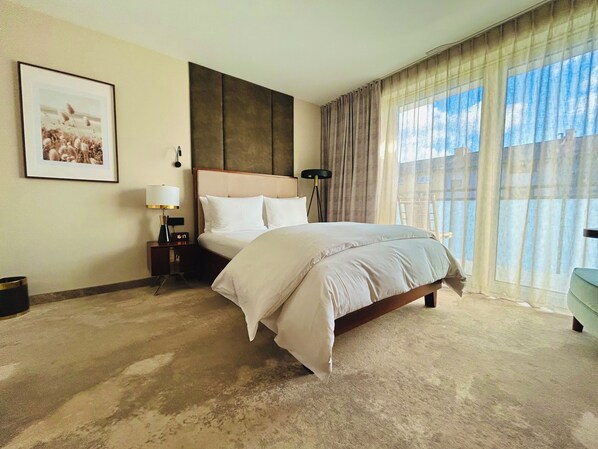 Kahden hengen executive-huone, parveke | Tallelokero huoneessa, työpöytä