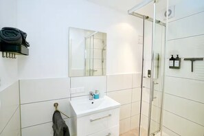 Regadera, secadora de cabello, toallas, jabón 