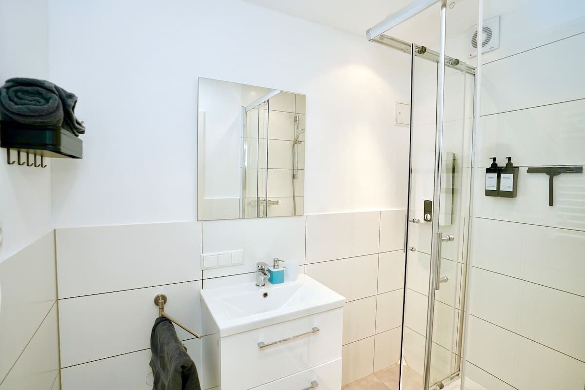 Dusche, Haartrockner, Handtücher, Seife