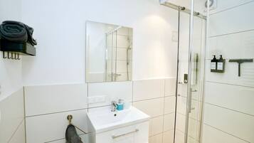 Dusche, Haartrockner, Handtücher, Seife