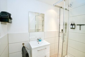 Dusche, Haartrockner, Handtücher, Seife