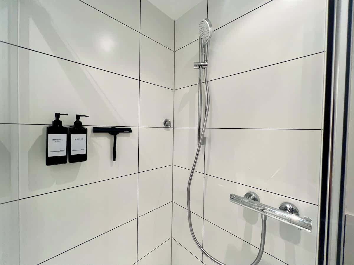 Dusche, Haartrockner, Shampoo