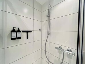 Dusche, Haartrockner, Shampoo