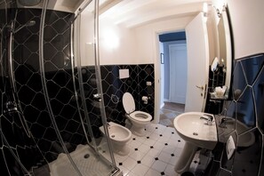 Deluxe Triple Room, Balcony, City View | Bathroom