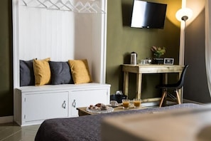 Desk, laptop workspace, soundproofing, iron/ironing board - Balate maqueda bnb (Palermo)