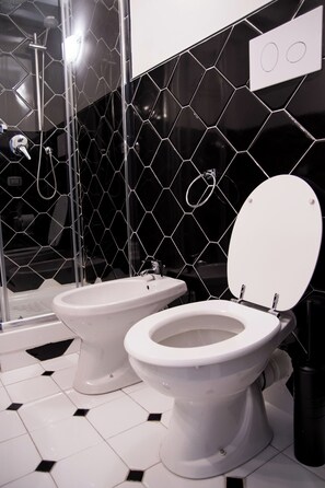 Deluxe Triple Room, Balcony, City View | Bathroom - Balate maqueda bnb (Palermo)