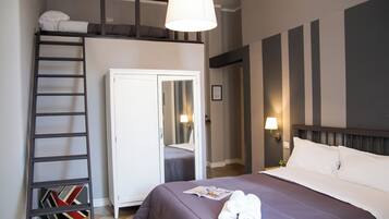 Tripla Deluxe, balcone, vista città | Una scrivania, postazione laptop, insonorizzazione, ferro/asse da stiro