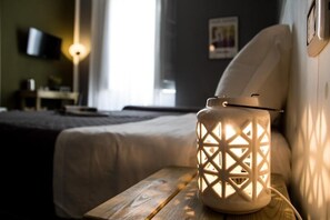 Een bureau, een laptopwerkplek, geluiddichte muren