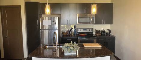 Køleskab, mikrobølgeovn, ovn, kogeplade