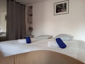 1 bedroom, iron/ironing board, WiFi, bed sheets - Gîte Lavande with swimming pool in the heart of Provence with a sensational view! (Saumane-de-Vaucluse)