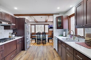 Geladeira, micro-ondas, fogão, cooktop