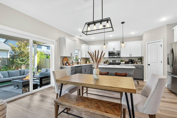 Dining - Cozy Wine Country Retreat Near Downtown Newberg (Newberg)