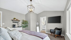 4 soverom, skrivebord, strykejern/-brett og reiseseng for barn