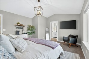 4 間睡房、書桌、熨斗/熨衫板、可攜式嬰兒床