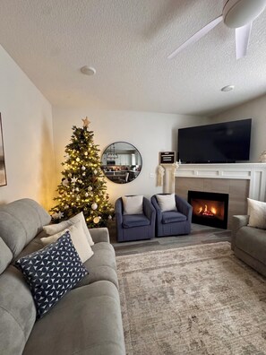 Smart-tv, een open haard, tafelvoetbal en boeken