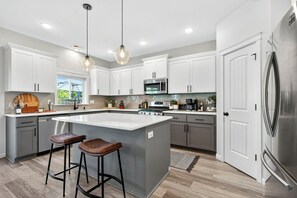 Een koelkast, een microgolfoven, een oven, een kookplaat