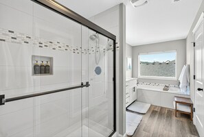Sèche-cheveux, serviettes fournies, savon, shampoing