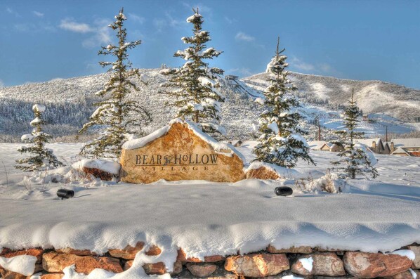 Property grounds - Moose Mgmt at Bear Hollow 5614: Hot Tub-Near Resorts-BBQ-Garage Parking (Park City)