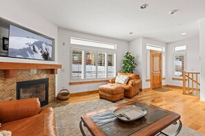 Smart TV, fireplace - Moose Mgmt at Bear Hollow 5614: Hot Tub-Near Resorts-BBQ-Garage Parking (Park City)