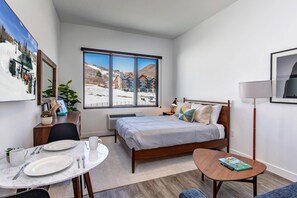 Bureau, fer et planche à repasser, Wi-Fi gratuit, draps fournis