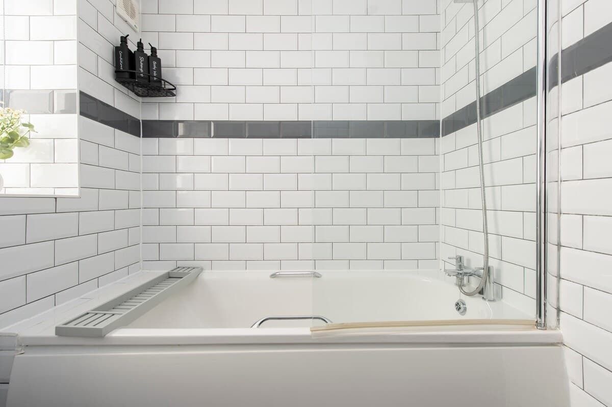 Shower, hair dryer, towels, shampoo