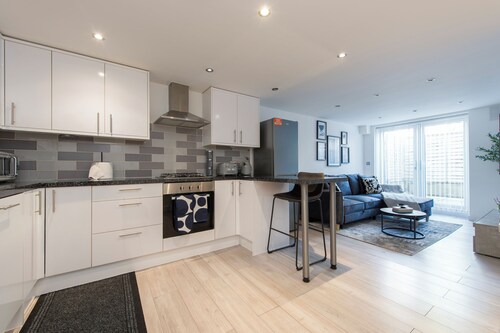 Stylish Luxe Apartment in Crayford