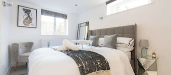 Stylish Luxe Apartment in Crayford
