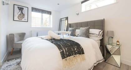 Stylish Luxe Apartment in Crayford