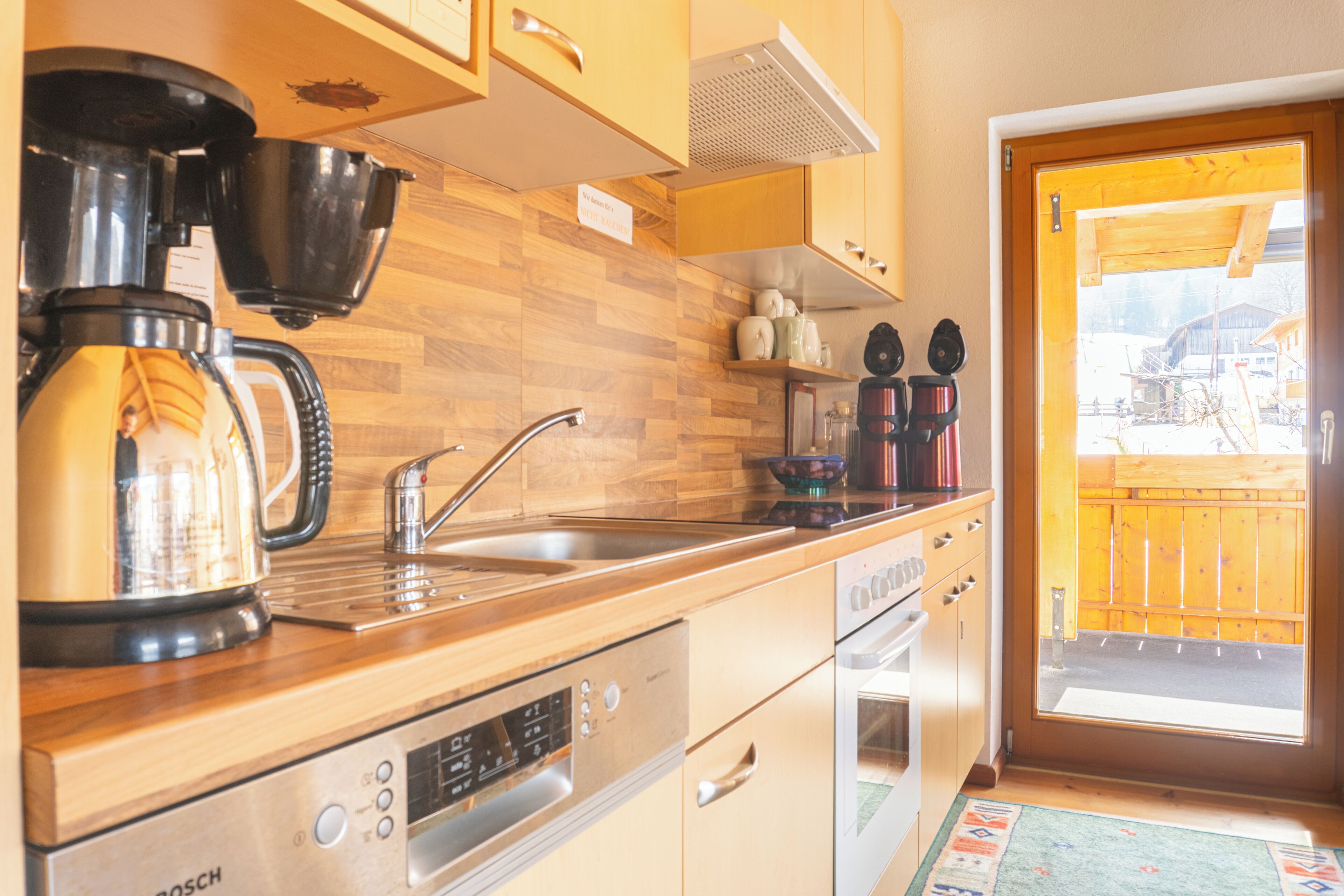 Réfrigérateur, plaque de cuisson, lave-vaisselle, cafetière/bouilloire