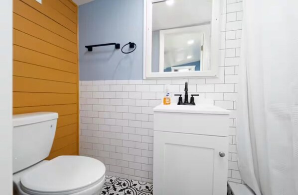 Dusche, Haartrockner, Handtücher, Seife