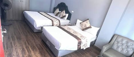 Chambre triple classique | Bureau, systĂšme dâinsonorisation, accĂšs au Wi-Fi (inclus)