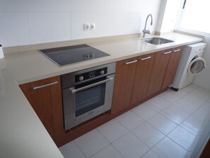 Fridge, cookware/dishes/utensils