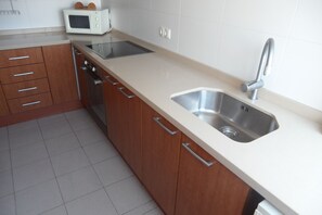 Fridge, cookware/dishes/utensils