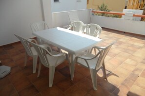 تناول الطعام بالخارج