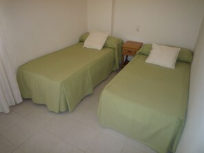 3 عدّة غرف نوم ومكواة/لوح كي وملاءات أسرّة