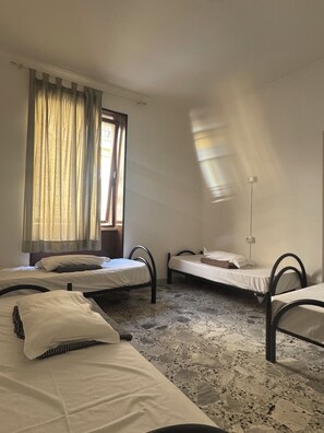 Una scrivania, postazione laptop, ferro/asse da stiro, Wi-Fi gratuito