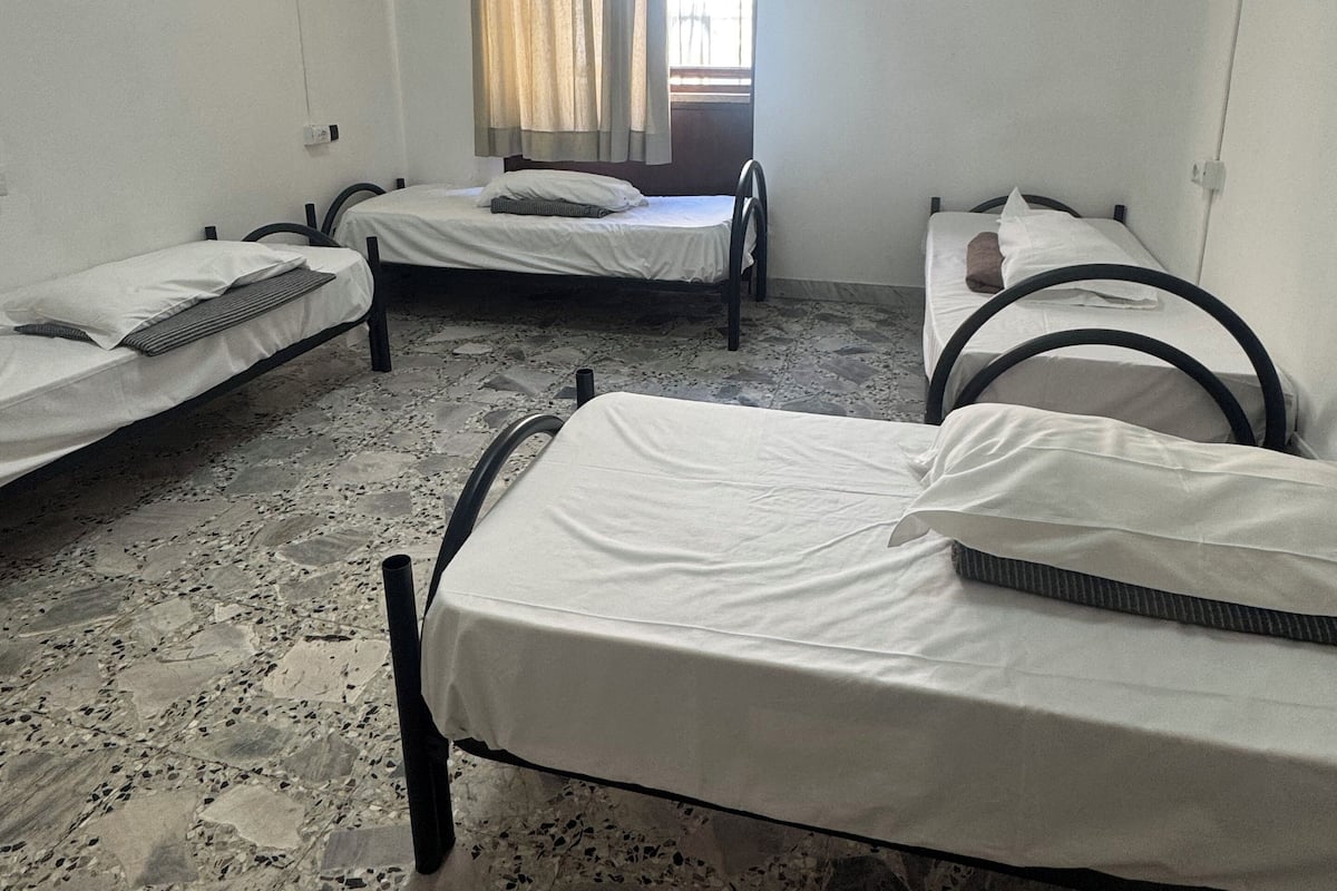 Meja, ruang kerja komputer riba, seterika/papan seterika, Wi-fi percuma