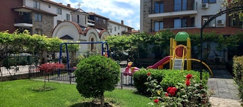 Cozy apartment in Apolon-7, Nessebar near the sea with garden and swimming pools