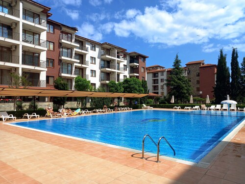Cozy apartment in Apolon-7, Nessebar near the sea with garden and swimming pools