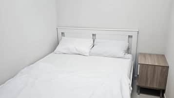 Tabla de planchar con plancha, wifi gratis y ropa de cama