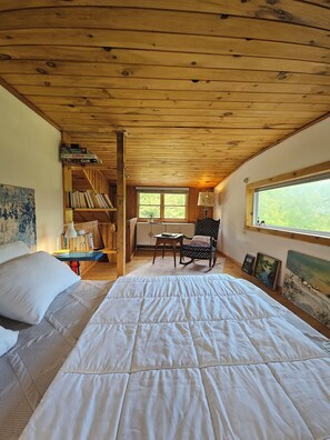 2 bedrooms, free WiFi, bed sheets - Charming cottage with a mountain view from the wrap-around deck, @upstayz (Gilboa)