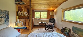 Charming cottage with a mountain view from the wrap-around deck, @upstayz